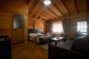 Postel nebo postele na pokoji v ubytování Hotel Shpija e Gjyshit + 37 fotografií