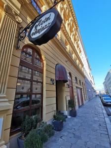 a building with a sign on the side of it at Hotel Bajazzo in Vienna