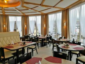 Um restaurante ou outro lugar para comer em Wellness Hotel Garni Krone