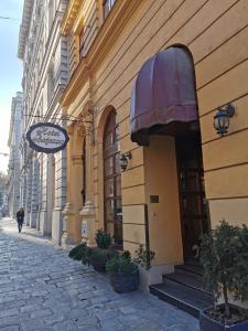 a building with a purple awning on a street at Hotel Bajazzo in Vienna