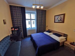 Habitación de hotel con cama y ventana en Hotel Bajazzo en Viena