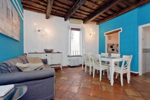 een woonkamer met een bank en een tafel en stoelen bij Casa Pollarola in Rome