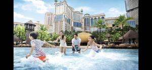 Resort Suites by Landmark at Bandar Sunway Sunway Lagoon游泳池或附近泳池