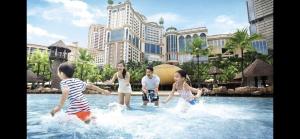- un groupe d'enfants jouant dans l'eau d'un complexe dans l'établissement Resort Suites by Landmark at Bandar Sunway Sunway Lagoon, à Kampong Penaga