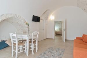 Televiisor ja/või meelelahutuskeskus majutusasutuses Le Bianche Suites Ostuni