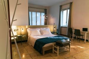 Llit o llits en una habitació de Palazzo Pasta Malpensa