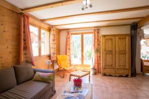 a living room with a couch and a table at L'Echaillon - Soldanelle in Névache