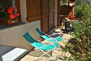 two chairs and a table on a patio at L'Echaillon - Ancolie in Névache