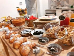 a table with many different types of bread and pastries at Montis Country & Charme in San Massimo
