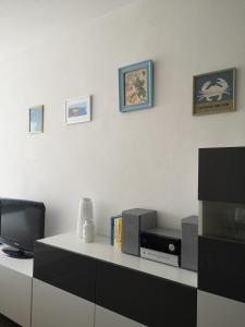 Μια τηλεόραση ή/και κέντρο ψυχαγωγίας στο Sunny Seaside Apartment Kiel
