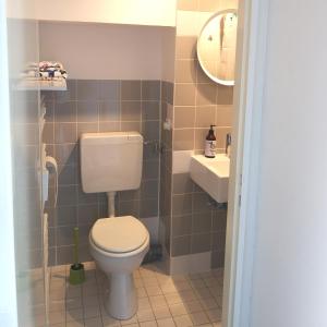 Ένα μπάνιο στο Sunny Seaside Apartment Kiel +3 φωτογραφίες