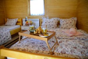 Resort Skrivena客房内的一张或多张床位