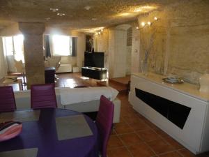 Zimmer mit einem Bett, einem Tisch und Stühlen in der Unterkunft Les Hauts de Nazelles in Nazelles