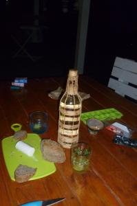 una bottiglia seduta sopra un tavolo di legno di CABANE au Soleil by a Saint-François