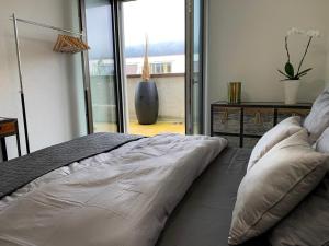 Postel nebo postele na pokoji v ubytování Central & Elegant Room in Biel