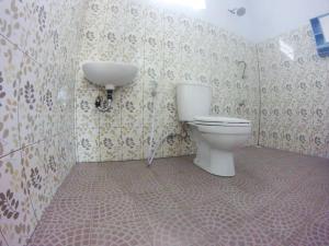 een badkamer met een toilet en een wastafel bij Jelajah Batukaras in Batukaras