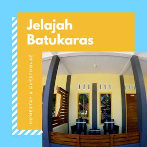 um sinal para uma loja de batikarma jelagi em Jelajah Batukaras em Batukaras