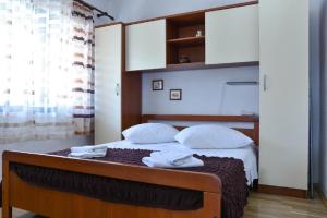sypialnia z łóżkiem z ręcznikami w obiekcie Apartman Lucija w mieście Kaštela