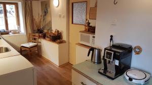 una cucina con macchinetta del caffè su un bancone di Chalupa na Šumavě, od soboty do soboty a Nová Ves