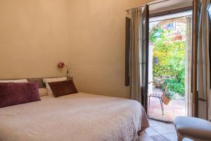 een slaapkamer met een bed en een glazen schuifdeur bij BYPILLOW Cluc Begur in Begur