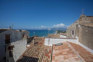 vista sull'oceano dai tetti degli edifici di Holidaycasa Mirella - Nel cuore del centro storico a Sperlonga
