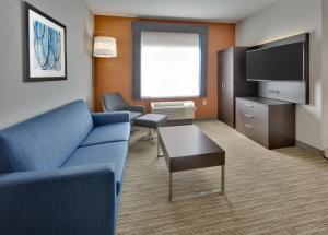 En TV eller et underholdningssystem på Holiday Inn Express & Suites Dallas - Duncanville, an IHG Hotel