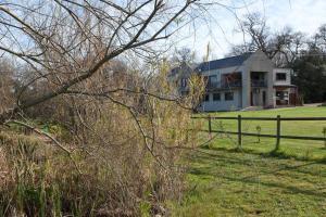 een huis in een veld met een hek bij Viettz Suite Annex in Stellenbosch