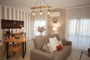 un soggiorno con divano e tavolo di B&B Capuam Vetere Accommodation a Santa Maria Capua Vetere