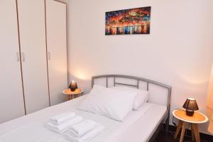 Un pat sau paturi într-o cameră la Private apartman 5b23 in Kraljevi cardaci