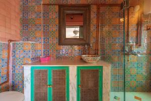 Ένα μπάνιο στο La Petite Maison - a Cityview Villa presented by StayVista