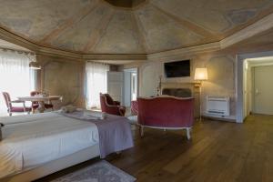 une chambre avec un lit, une table et des chaises dans l'établissement Rooms Castelvecchio - Palazzo Canossa, à Vérone 59 autres photos