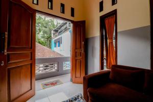 uma sala de estar com um sofá e uma porta aberta em Villa Rose em Batu