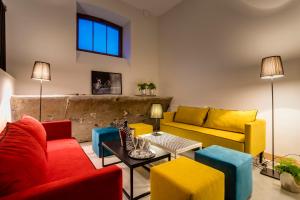 een woonkamer met kleurrijke banken en een tafel bij B&B Julinek Park in Leszno