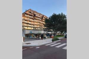 - un bâtiment à l'angle d'une rue avec un passage dans l'établissement Triangle d'or, à Le Touquet-Paris-Plage