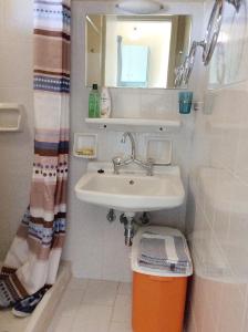 A bathroom at Kefalonia apartments: cute studios in orchard, Spartia