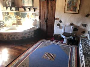 a bathroom with a tub and a toilet and a sink at Vereda de Las Camellas in Puerto del Rosario