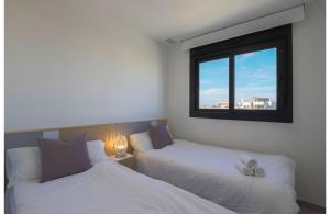 Łóżko lub łóżka w pokoju w obiekcie MyFlats Luxury Arenales