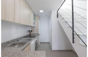 Kuchnia lub aneks kuchenny w obiekcie MyFlats Luxury Arenales