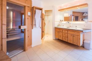 un ampio bagno con due lavandini e uno specchio di Chalet Hinterstein a Scheffau am Wilden Kaiser