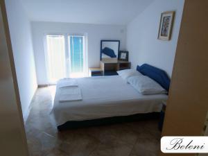 1 dormitorio con 1 cama grande en una habitación en Apartments Beleni, en Herceg-Novi