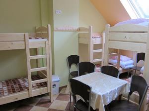 Łóżko lub łóżka piętrowe w pokoju w obiekcie Szkolne Schronisko Młodzieżowe PLUM