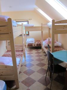 Katil dua tingkat atau katil-katil dua tingkat dalam bilik di Szkolne Schronisko Młodzieżowe PLUM
