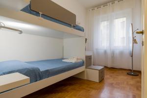 - une petite chambre avec des lits superposés et une fenêtre dans l'établissement Casa Giulietta, à Vérone