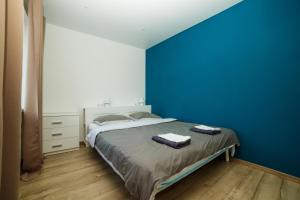 una camera blu con un letto con due asciugamani di TF Apartment двокімнатні апартаменти в центрі міста a Poltava