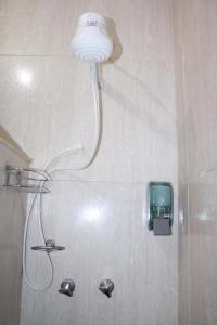 y baño con ducha con cabezal de ducha. en Apartamento aconchegante em Copacabana - unid 503, en Río de Janeiro
