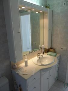 baño con lavabo y espejo grande en FeWo Mallorca-ideal - Mercedes en Cala Millor