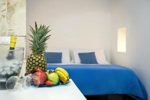 un piatto di frutta su un tavolo in una camera da letto di Elaion Home a Ostuni Altre 2 foto