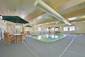 สระว่ายน้ำที่อยู่ใกล้ ๆ หรือใน Holiday Inn Express & Suites Tacoma South - Lakewood, an IHG Hotel