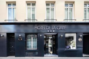 パリにあるAppartement rue de Rennes - Gaîtéのブラックファサードのホテル デ ラ カフェ