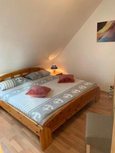 ノルトダイヒにあるFerienhaus Maria in Norddeichのベッドルーム1室(大型木製ベッド1台付)